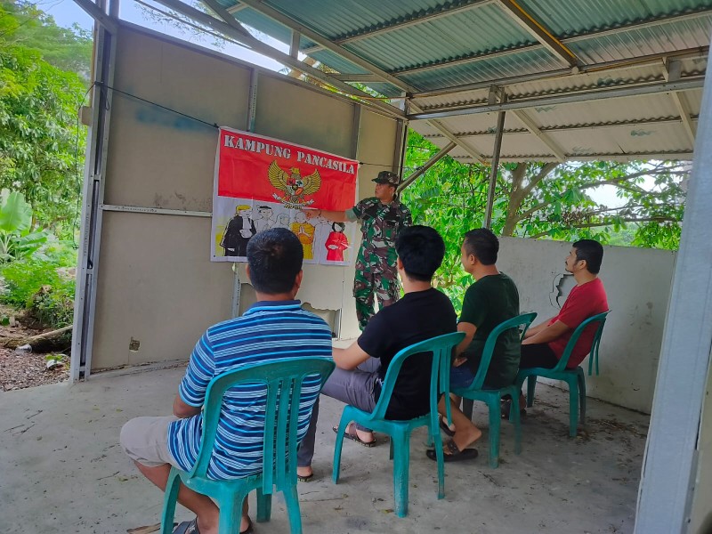 Babinsa Koramil 04/Perawang Serda Deddi H Sosialisasikan Nilai-Nilai Pancasila kepada Warga Kelurahan Perawang