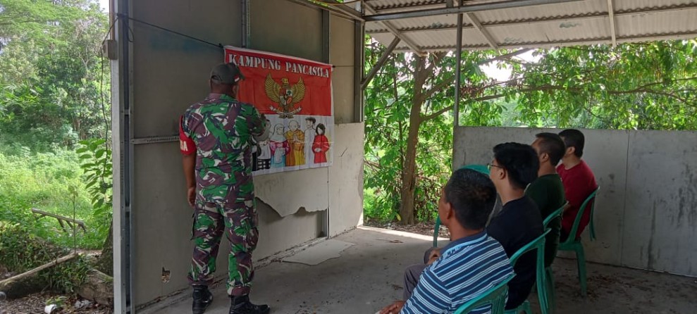 Babinsa Sertu Sarju Ajak Warga Tualang Hidupkan Nilai-Nilai Pancasila di Kehidupan Sehari-hari