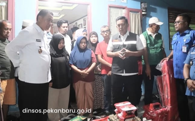 Dinsos Pekanbaru Salurkan Bantuan untuk 100 KK Korban Kebakaran Rumah