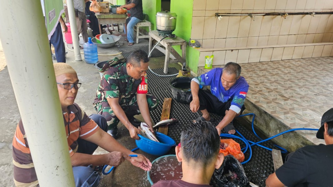 Wujud Kedekatan TNI dengan Rakyat, Babinsa Koramil 06/Kateman Turut Serta dalam Kegiatan Sosial