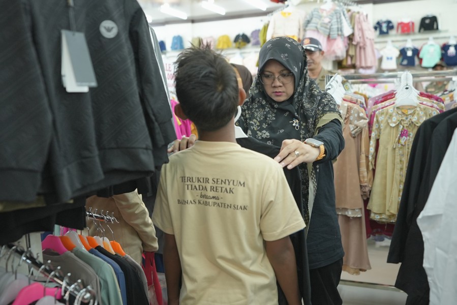 Bupati Siak Dampingi Anak Yatim Berbelanja Kebutuhan Idulfitri Lewat Program Baznas