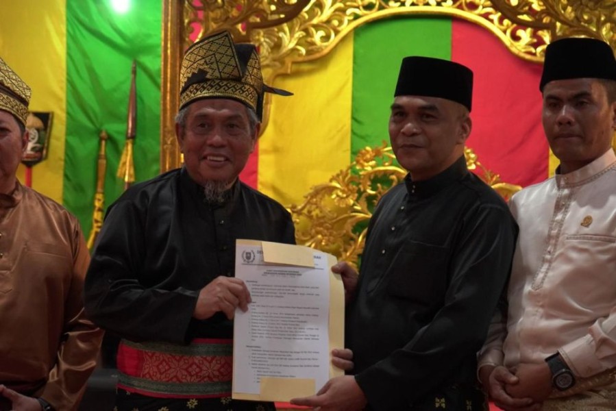 Seruan Takbir Menutup Pembacaan Warkah Maklumat Daerah Istimewa Riau