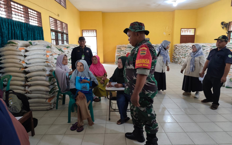 Koramil 02 Bukit Kapur Pastikan Penyaluran Bantuan Pangan Tepat Sasaran