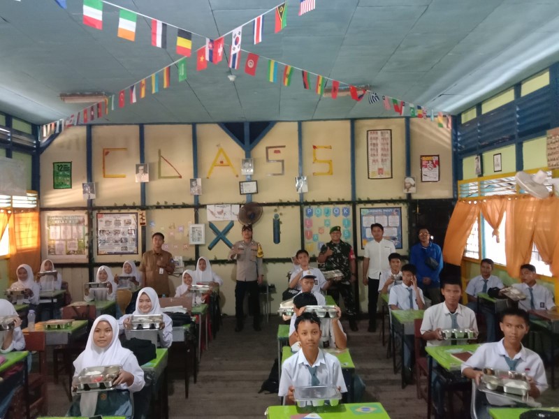 Babinsa Koramil 06/Kateman Berikan Pengawalan dan Pendampingan Kegiatan MBG di Kateman