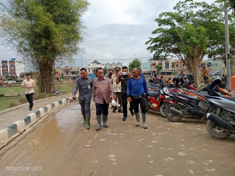 Bupati Rohil Tembus Medan Berlumpur, Salurkan Bantuan untuk Korban Bencana Aceh Tamiang