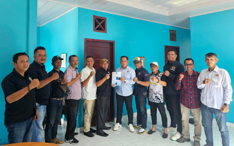 Enam Wartawan Dumai Terima Kartu Anggota Muda PWI, Ketua Bambang: Jaga Marwah Organisasi