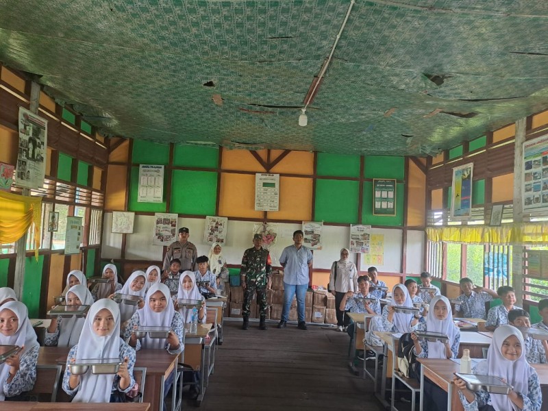 Babinsa Koramil 06/Kateman Dampingi Program Makan Bergizi Gratis di Sekolah