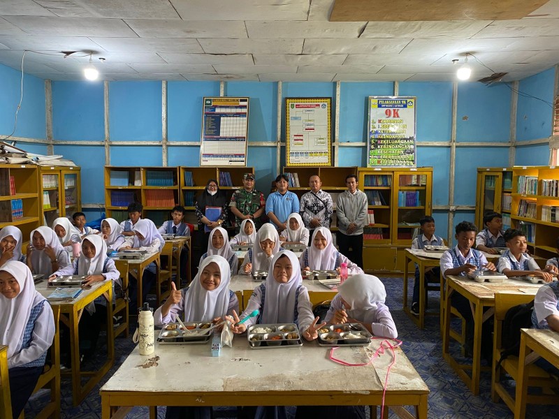 Dukung Generasi Sehat dan Cerdas,  Babinsa Koramil 06/Kateman Kawal Kegiatan MBG di Sekolah