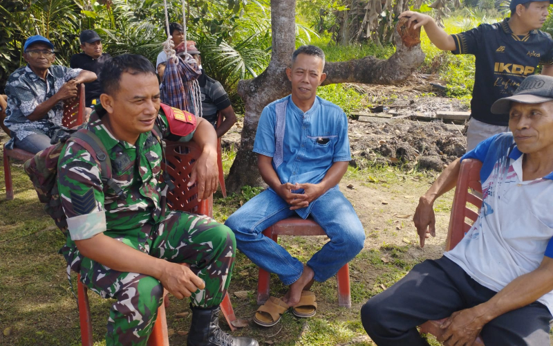 Perkuat Kemanunggalan TNI-Rakyat, Babinsa Lubuk Gaung Gelar Komsos Bersama Warga