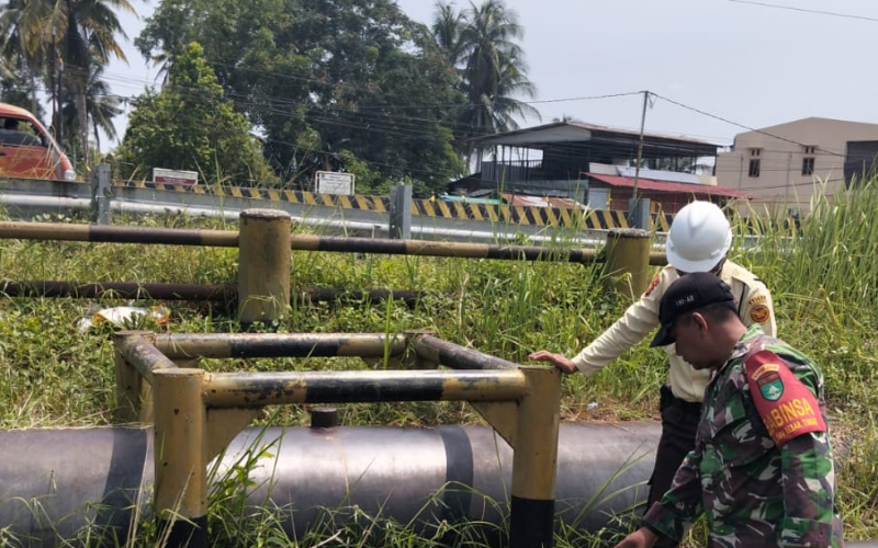 Patroli Jalur Pipa PHR, Koramil 02/Bukit Kapur Ingatkan Warga Jaga Keamanan Fasilitas Migas