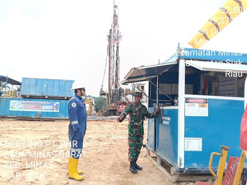 Babinsa Sertu Joko Purnomo dan Pelda Benriyadi Gelar Patroli Pengamanan Lokasi Drilling di Minas