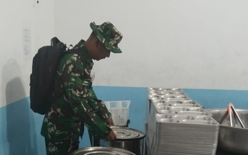 Sertu Manalu Dampingi Penyaluran Makanan Bergizi Gratis ke Pelajar Dumai