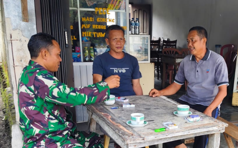 Babinsa Bukit Kapur Gelar Patroli dan Sosialisasi Keamanan Pipa Minyak