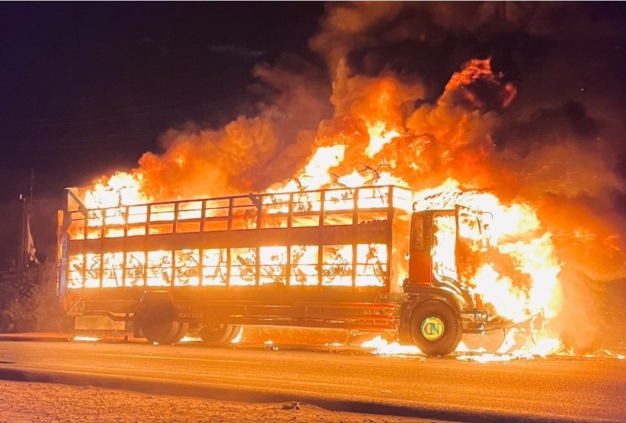 Truk Logistik Pengangkut 31 Sepeda Motor Terbakar Hebat di Bathin Solapan, Kerugian Ditaksir Ratusan Juta Rupiah