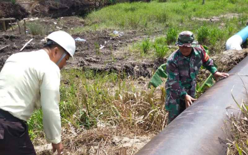Babinsa dan Security PHR Patroli Jalur Pipa di Sungai Sembilan, Warga Diimbau Jaga Keamanan Aset Vital