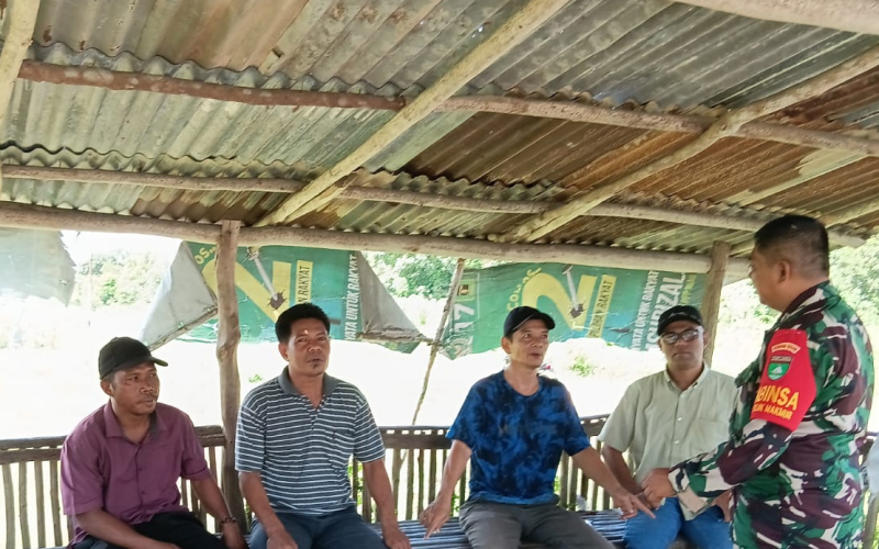 Babinsa Teluk Makmur Tegaskan Larangan Membakar Lahan, Ajak Warga Laporkan Karhutla