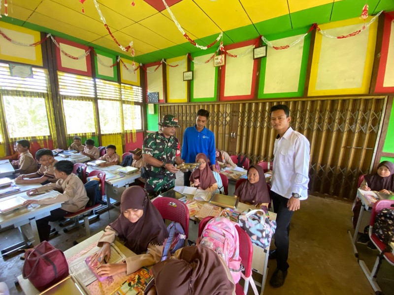 Dukung Pemenuhan Gizi Anak, Babinsa Koramil 06/Kateman Dampingi Kegiatan MBG di Sekolah