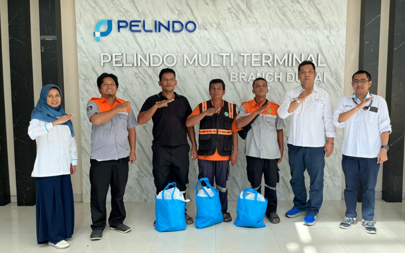 Pelindo Dumai Salurkan Paket Sembako ke Koperasi TKBM Pelabuhan