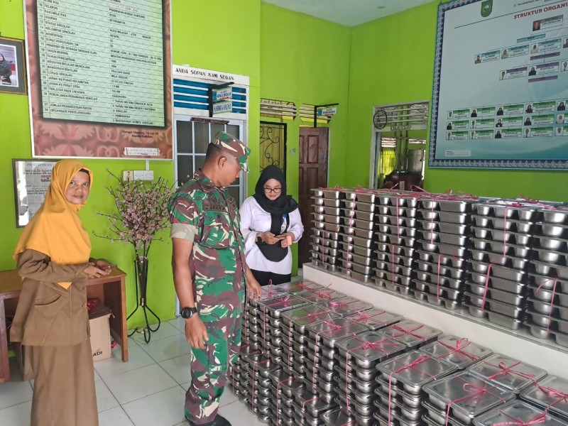Dukung Generasi Sehat, Babinsa Koramil 06/ Kateman Kawal Kegiatan MBG
