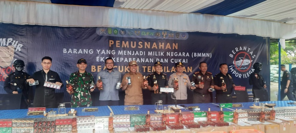 Bea Cukai Tembilahan Tegas: Rokok Ilegal dan HP Selundupan Dimusnahkan