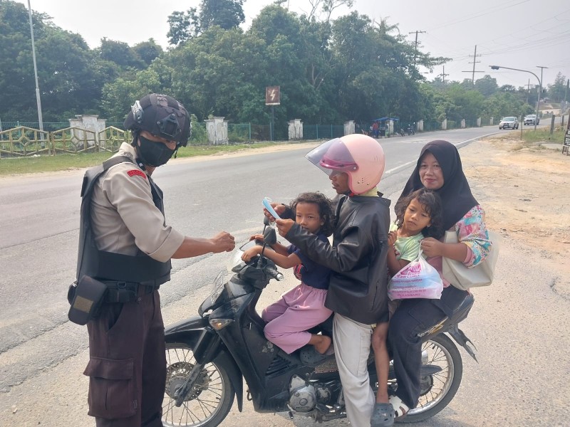 Kabut Asap Belum Usai, Polsek Minas Masih Rutin Bagikan Ratusan Masker Kepada Warga