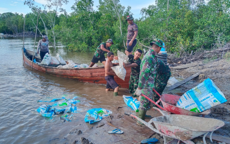 Hadapi Medan Sulit, Personel Kodim 0320/Dumai Lansir Material Jembatan Gantung