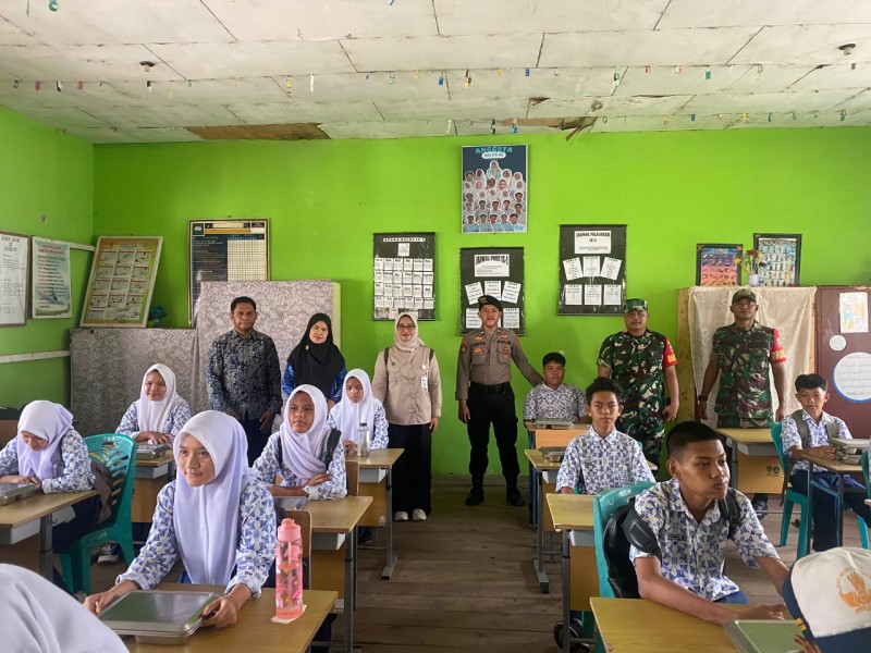 Babinsa Koramil 06/Kateman Kembali Dampingi Kegiatan Makan Bergizi Gratis di Sekolah, Dukung Peningkatan Gizi Anak