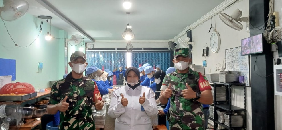 Babinsa Koramil 06/Kateman Intensif Awasi dan Dampingi Program MBG di Guntung