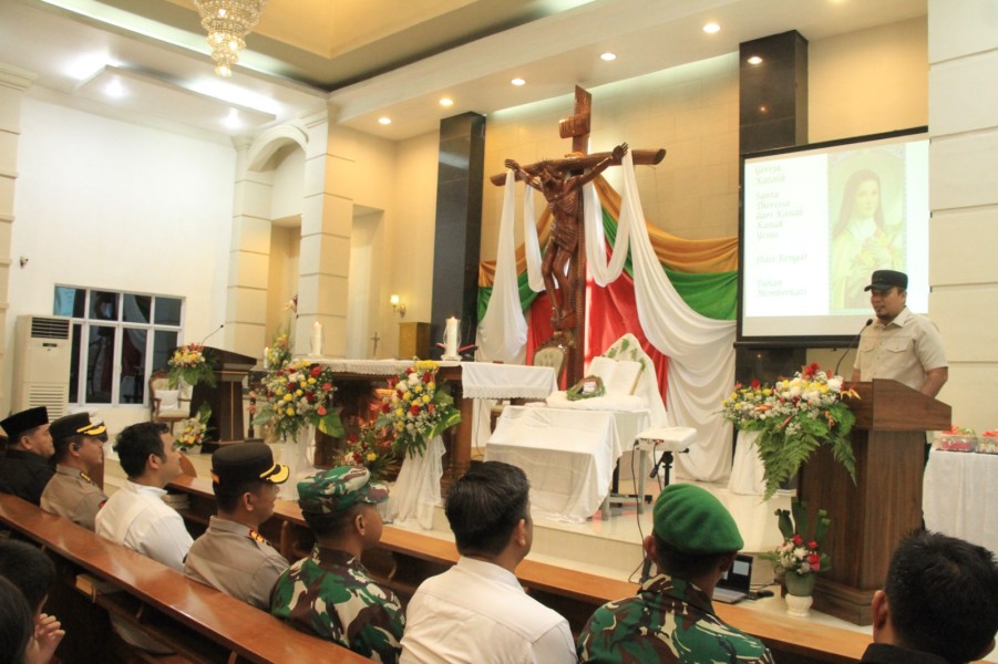 Disambut Dengan Suka Cita Jemaat, Rombongan Forkopimda Inhu Kompak Pantau Langsung Pengamanan dan Perayaan Natal
