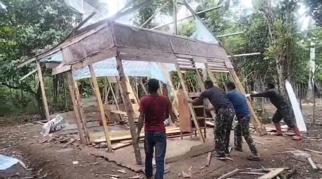 Penuh Semangat, Satgas TMMD Ke-129 Kodim 0102/Pidie Bongkar Rumah Nyak Ubit untuk Dibangun Kembali