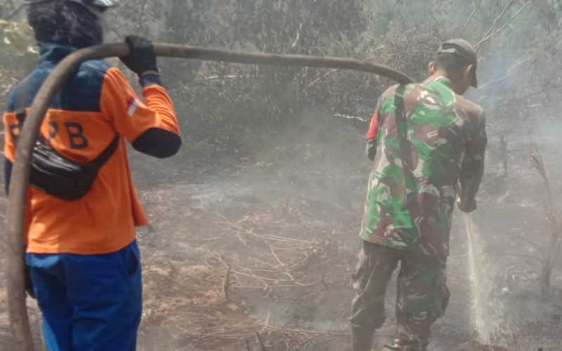 Babinsa Koramil 02 Bukit Kapur dan BPBD Pendinginan Lahan Terbakar di Jalan Prima Raya