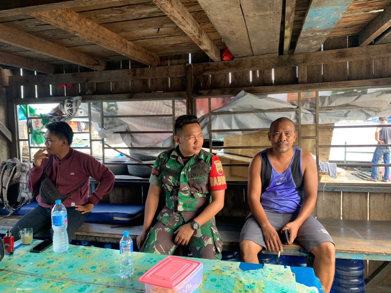 Komsos dengan Buruh, Babinsa Koramil 06/Kateman Ingatkan Pentingnya Menjaga Kesehatan dan Keselamatan Kerja