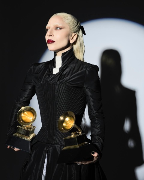 Lady Gaga Jaga Masa Kecil Putrinya Tetap Normal