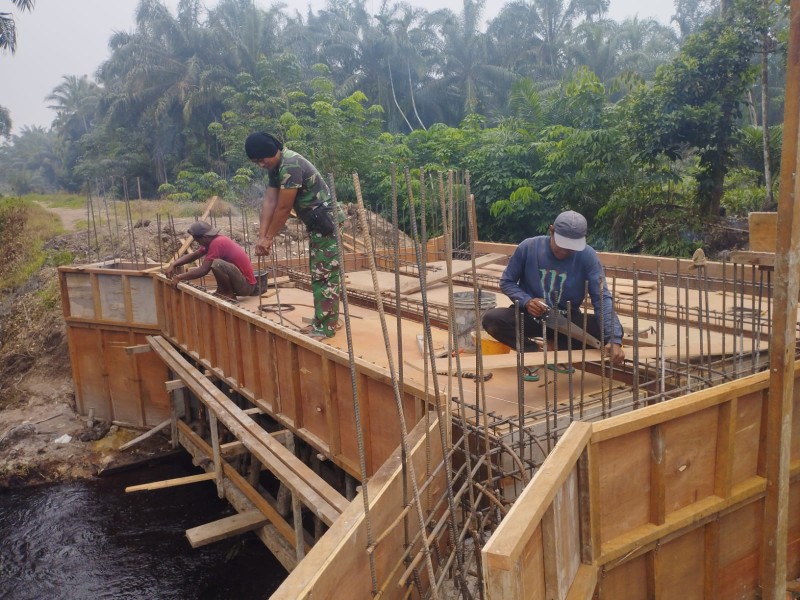 Kodim 0320/Dumai Dampingi Pembangunan Jembatan Beton di Lubuk Gaung, 413 Warga Bakal Rasakan Manfaat