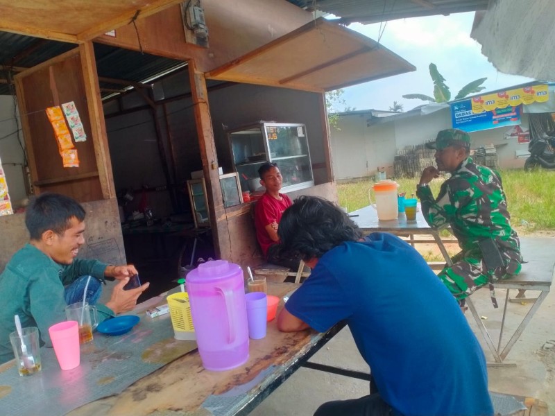 Koramil 04/Perawang Gencarkan Komsos, Ajak Warga Pangkalan Pisang Peduli Kesehatan & Lingkungan