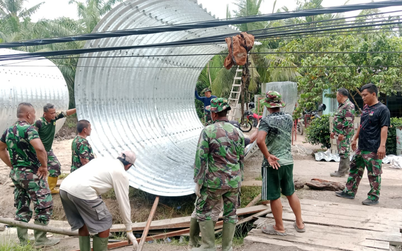 TNI Bersama Warga Bangun Jembatan Armco di Sungai Sembilan, Wujud Kemanunggalan untuk Negeri