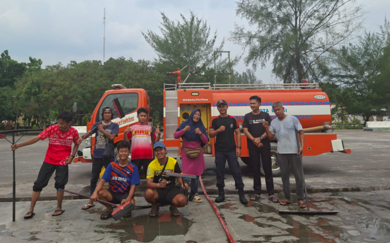 Bersihkan Lapangan Bukit Gelanggang, RRS dan PORSEROSI Dumai Bersama Damkar Siapkan Arena untuk Aktivitas Olahraga
