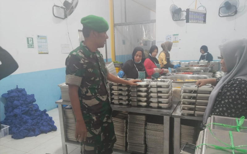 Babinsa Kampung Baru Dampingi Pembagian 3.264 Paket Makanan Bergizi di Bukit Kapur