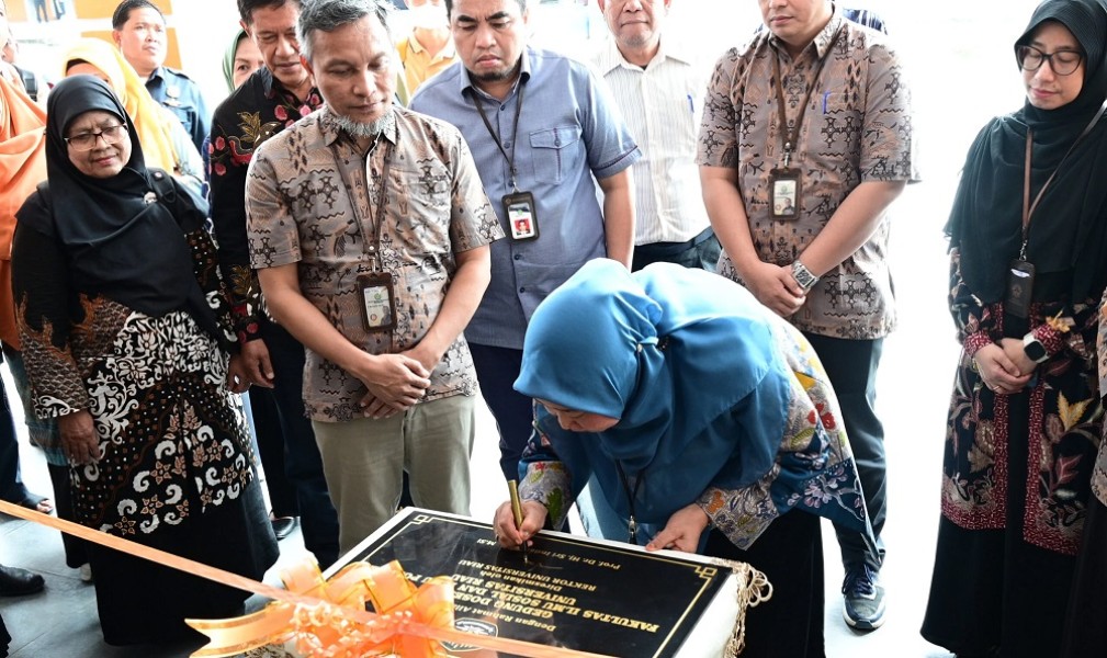 Rektor Unri Resmikan Taman Digital Bermasa dan Gedung Dosen FISIP