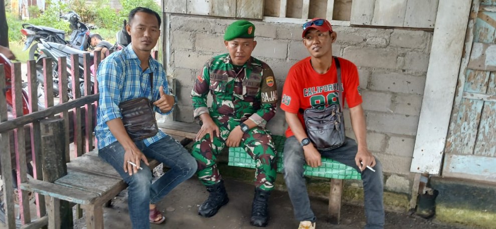 Babinsa Koramil 06/Kateman Ajak Warga Tanjung Raja Aktif Dukung Kegiatan Desa