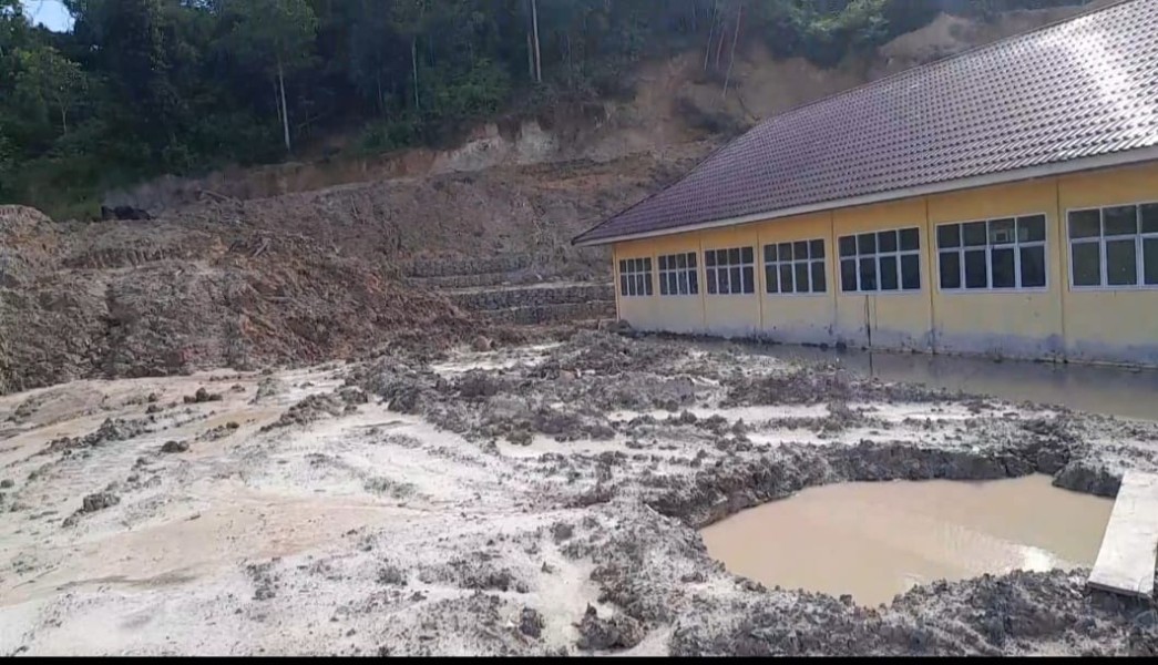 Proyek Turap Rp 2,9 Miliar di SMAN 2 Batang Gansal Disorot, Lewat Masa Kontrak Namun Kondisi Memprihatinkan