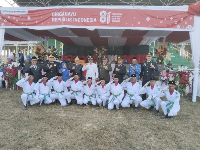 Danramil 05/Pwk Kandis Pimpin Upacara Penurunan Bendera HUT ke-81 RI