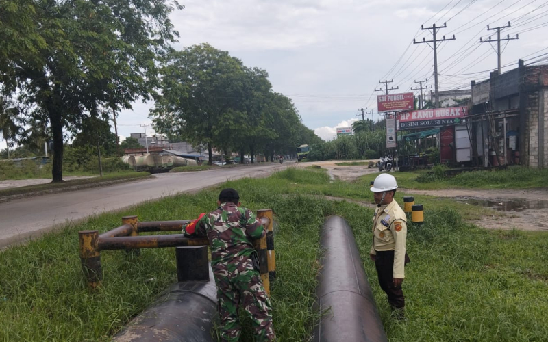 Babinsa Koramil 02 Bukit Kapur Perkuat Pengamanan Jalur Pipa Energi Nasional