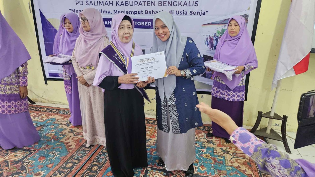 Kadis PPPA Kabupaten Bengkalis Apresiasi Wisudawati Lansia SALIMAH