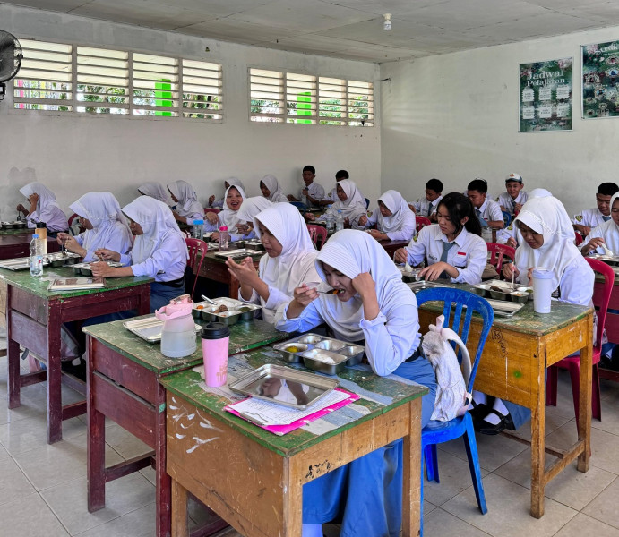 Jadi Lokasi Launching, Guru, Siswa dan Orangtua Siswa SMAN 2 Bengkulu Selatan Sambut Antusias Program MBG