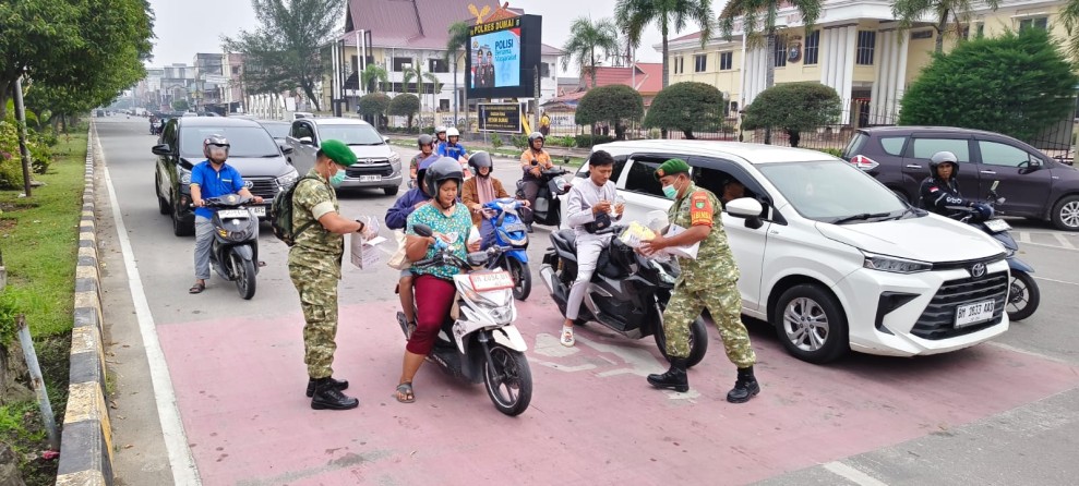 Peduli Kesehatan Warga, Kodim 0320/Dumai Bagikan 1.000 Masker di Bundaran Polres