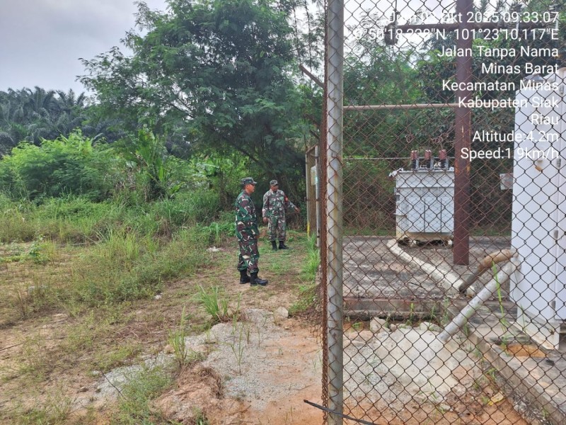 Babinsa Pelda Benriyadi Pimpin Patroli Pengamanan Area Migas di Minas