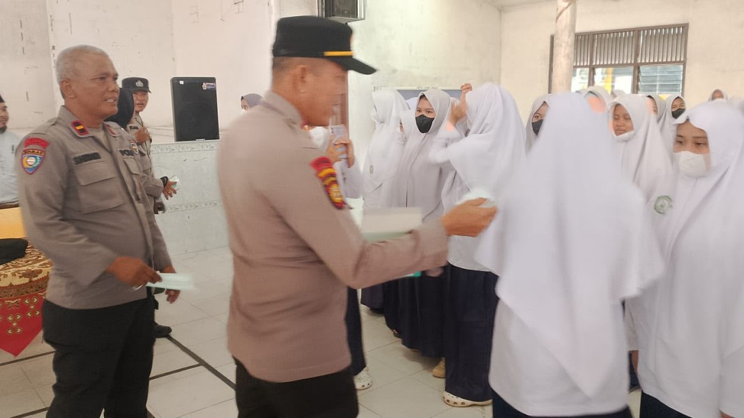 Polsek Minas Bagikan 100 Masker ke Warga dan Pelajar, Antisipasi Dampak Kabut Asap