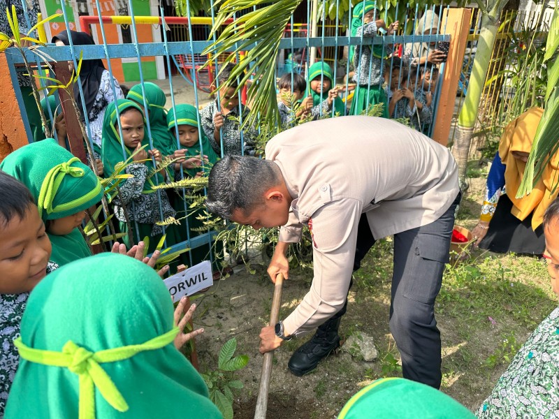 Polisi Go Green, Polsek Siak Hulu Sosialisasi & Tanam Pohon Bersama Anak TK, Kapolsek: Cintai Lingkungan Sejak Dini'!