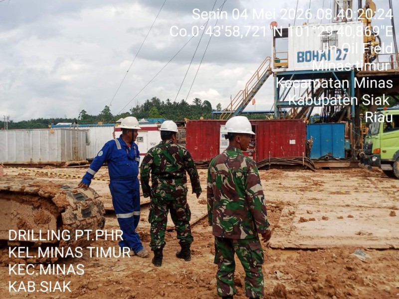 Babinsa Serma D. Sihombing dan Sertu Joko Purnomo Laksanakan Patroli di Lokasi Drilling Minas Timur